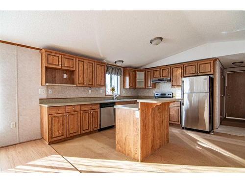 544 Queen Street, Elnora, AB - Indoor Photo Showing Kitchen