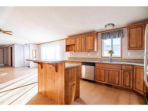 544 Queen Street, Elnora, AB - Indoor Photo Showing Kitchen With Double Sink