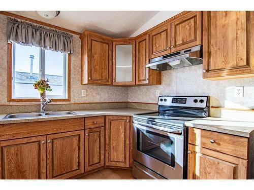 544 Queen Street, Elnora, AB - Indoor Photo Showing Kitchen With Double Sink