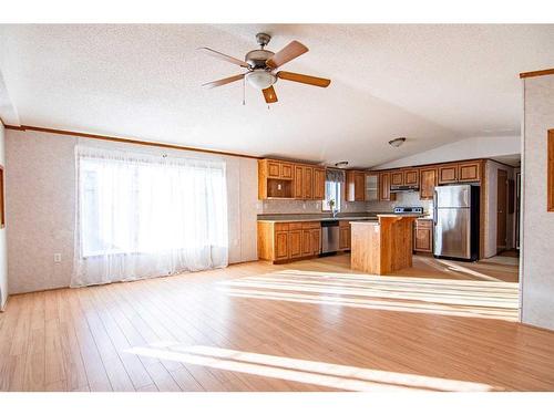 544 Queen Street, Elnora, AB - Indoor Photo Showing Kitchen