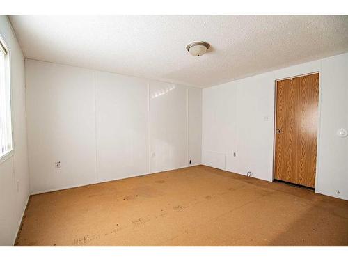 544 Queen Street, Elnora, AB - Indoor Photo Showing Other Room