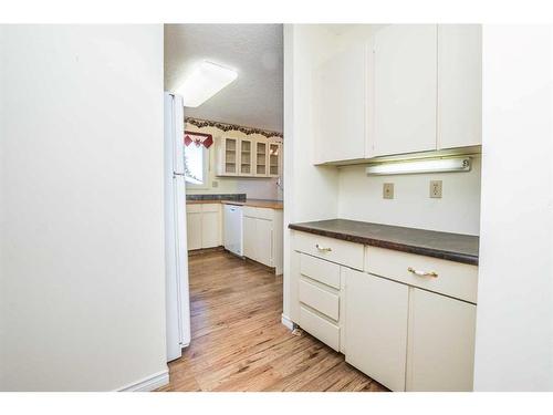 48 Brown Close, Red Deer, AB - Indoor Photo Showing Kitchen