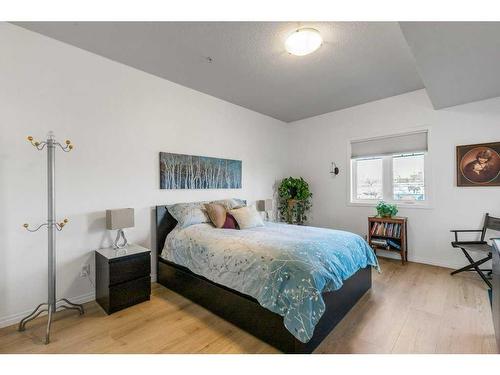 302-9905 81 Avenue Nw, Edmonton, AB - Indoor Photo Showing Bedroom