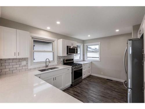 5520 53 Avenue, Lacombe, AB - Indoor Photo Showing Kitchen With Double Sink