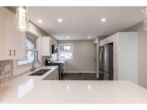 5520 53 Avenue, Lacombe, AB - Indoor Photo Showing Kitchen With Double Sink