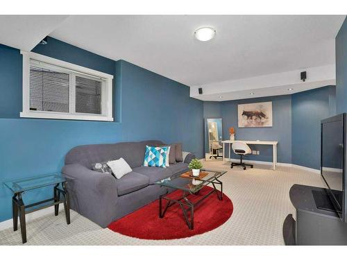 60 Daines Avenue, Red Deer, AB - Indoor Photo Showing Living Room