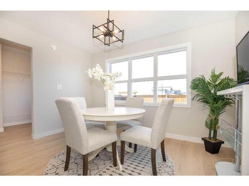 240-248 Halifax Close, Penhold, AB - Indoor Photo Showing Dining Room