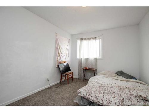 F4-35 Nash Street, Red Deer, AB - Indoor Photo Showing Bedroom