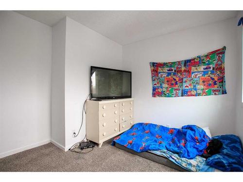 F4-35 Nash Street, Red Deer, AB - Indoor Photo Showing Bedroom