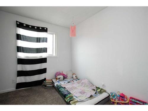 F4-35 Nash Street, Red Deer, AB - Indoor Photo Showing Bedroom