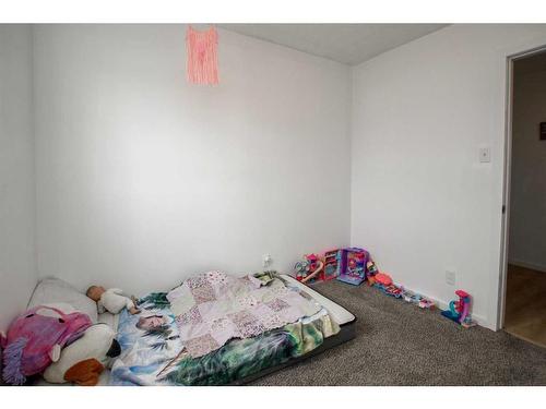 F4-35 Nash Street, Red Deer, AB - Indoor Photo Showing Bedroom