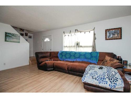 F4-35 Nash Street, Red Deer, AB - Indoor Photo Showing Living Room