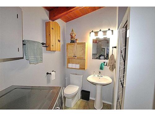 38503 Range Road 25A, Rural Red Deer County, AB - Indoor Photo Showing Bathroom