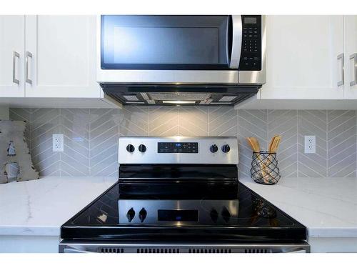 201 Vantage Drive, Cochrane, AB - Indoor Photo Showing Kitchen