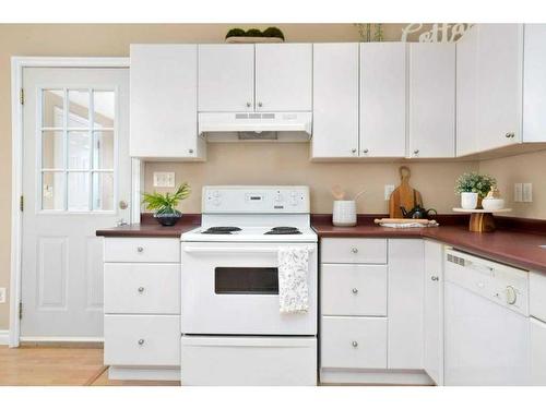 8 Sunnyside Drive, Rural Ponoka County, AB - Indoor Photo Showing Kitchen