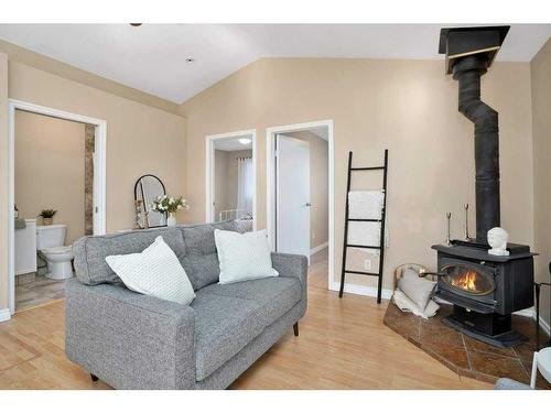 8 Sunnyside Drive, Rural Ponoka County, AB - Indoor Photo Showing Living Room