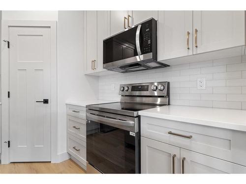 1-5324 49 Avenue, Lacombe, AB - Indoor Photo Showing Kitchen