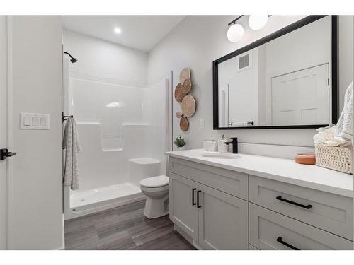 2-5324 49 Avenue, Lacombe, AB - Indoor Photo Showing Bathroom