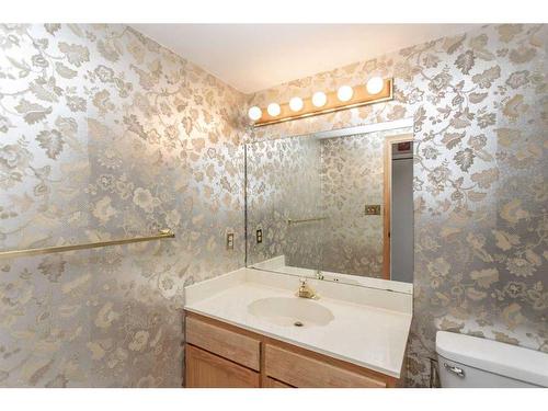 402-4326 Michener Drive, Red Deer, AB - Indoor Photo Showing Bathroom