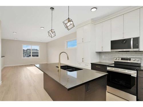 21 Murphy Close, Blackfalds, AB - Indoor Photo Showing Kitchen With Double Sink With Upgraded Kitchen