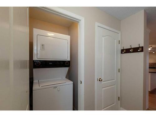 606-5220 50A Avenue, Sylvan Lake, AB - Indoor Photo Showing Laundry Room