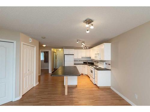 606-5220 50A Avenue, Sylvan Lake, AB - Indoor Photo Showing Kitchen