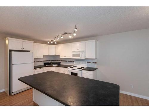 606-5220 50A Avenue, Sylvan Lake, AB - Indoor Photo Showing Kitchen With Double Sink