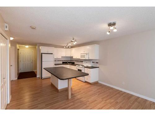 606-5220 50A Avenue, Sylvan Lake, AB - Indoor Photo Showing Kitchen