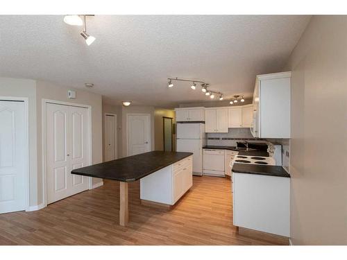 606-5220 50A Avenue, Sylvan Lake, AB - Indoor Photo Showing Kitchen