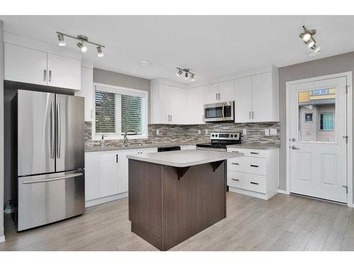 812-339 Viscount Drive, Red Deer, AB - Indoor Photo Showing Kitchen With Stainless Steel Kitchen With Upgraded Kitchen