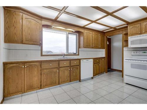 4810 55 Avenue, Bentley, AB - Indoor Photo Showing Kitchen