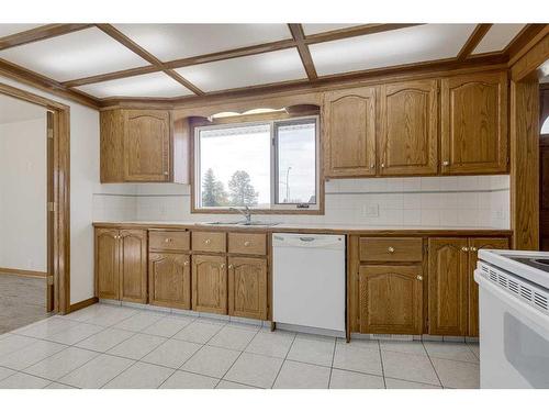 4810 55 Avenue, Bentley, AB - Indoor Photo Showing Kitchen