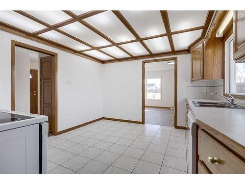 4810 55 Avenue, Bentley, AB - Indoor Photo Showing Kitchen With Double Sink