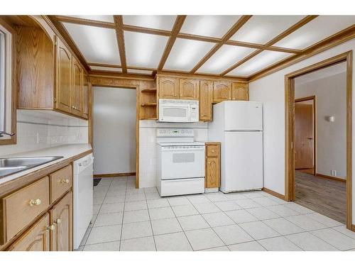 4810 55 Avenue, Bentley, AB - Indoor Photo Showing Kitchen