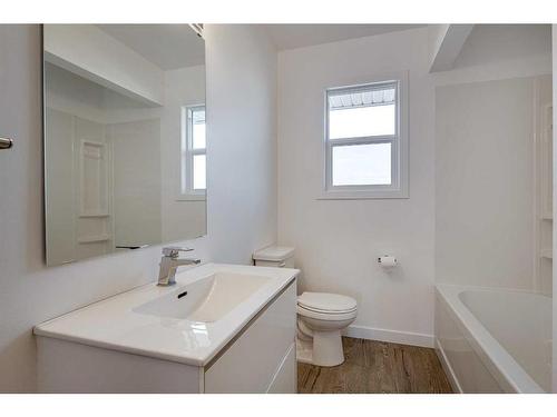 4810 55 Avenue, Bentley, AB - Indoor Photo Showing Bathroom