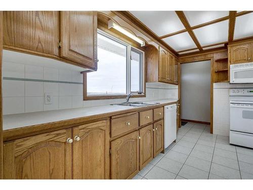 4810 55 Avenue, Bentley, AB - Indoor Photo Showing Kitchen With Double Sink