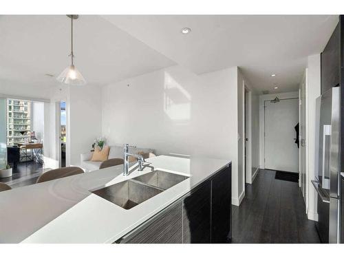 1102-1501 6 Street Sw, Calgary, AB - Indoor Photo Showing Kitchen With Double Sink