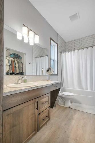 1 Maclean Close, Blackfalds, AB - Indoor Photo Showing Bathroom