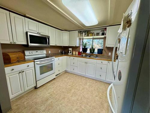 362016 Range Road 7-2, Rural Clearwater County, AB - Indoor Photo Showing Kitchen With Double Sink