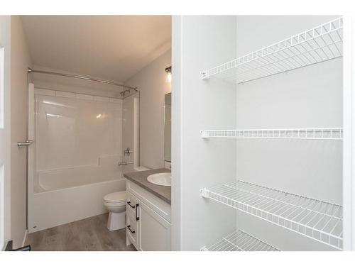 643 Robinson Avenue, Penhold, AB - Indoor Photo Showing Bathroom