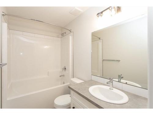 643 Robinson Avenue, Penhold, AB - Indoor Photo Showing Bathroom