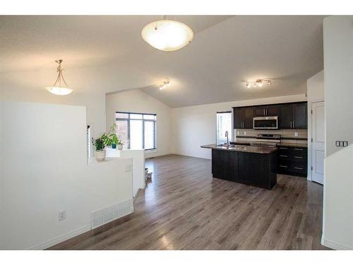 10 Cedar Square, Blackfalds, AB - Indoor Photo Showing Kitchen