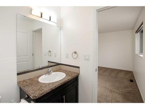 10 Cedar Square, Blackfalds, AB - Indoor Photo Showing Bathroom