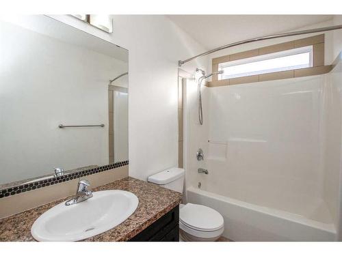 10 Cedar Square, Blackfalds, AB - Indoor Photo Showing Bathroom