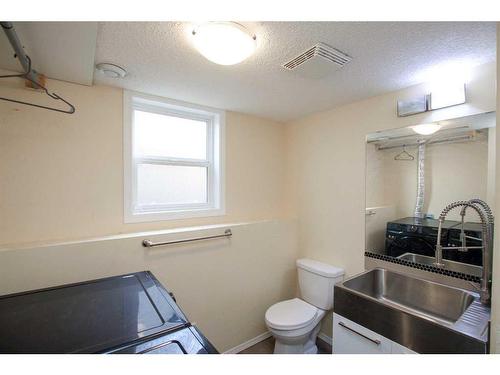 10 Cedar Square, Blackfalds, AB - Indoor Photo Showing Bathroom