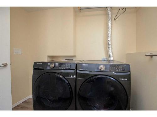 10 Cedar Square, Blackfalds, AB - Indoor Photo Showing Laundry Room