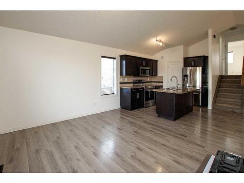 10 Cedar Square, Blackfalds, AB - Indoor Photo Showing Kitchen With Stainless Steel Kitchen