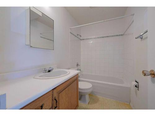 22 Dixon Crescent, Red Deer, AB - Indoor Photo Showing Bathroom