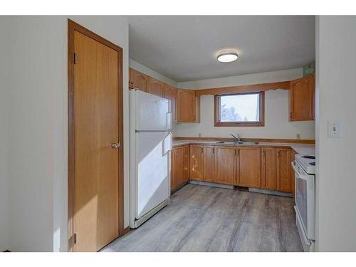 22 Dixon Crescent, Red Deer, AB - Indoor Photo Showing Kitchen With Double Sink