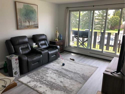 1-6-5407 48 Avenue, Forestburg, AB - Indoor Photo Showing Living Room